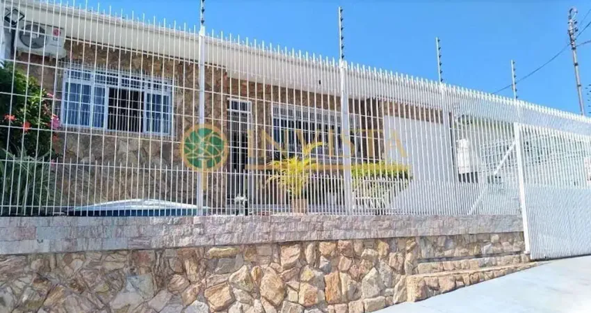 3 quartos sendo 1 suíte, quintal amplo e 3 vagas no Jardim Atlântico - Á venda em Florianópolis