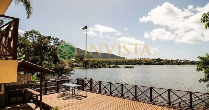 De frente para Lagoa da Conceição, área gourmet com deck e churrasqueira, 3 quartos e hidromassagem - À venda.