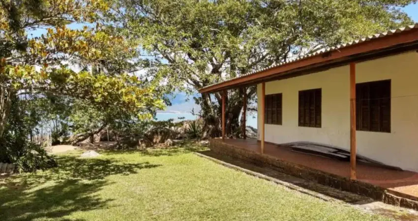 Pé na areia com praia particular, 3 quartos e 10 vagas no Ribeirão da Ilha - Á venda em Florianópolis
