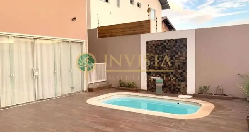 Casa com 214m² privativos, piscina, 3 quartos e 4 vagas de garagem.