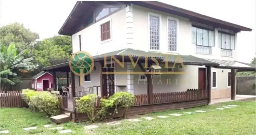 À venda próximo a Praia do Moçambique! 900m², 3 quartos, churrasqueira e 4 vagas de garagem.