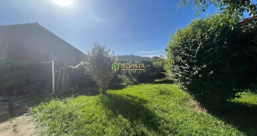 Excelente localização! Casa à venda com amplo terreno no bairro Campeche.