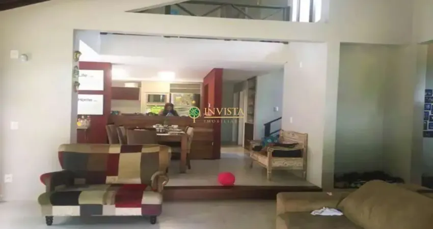 Casa com 3 quartos sendo 1 suíte e 2 demi suítes na praia do campeche