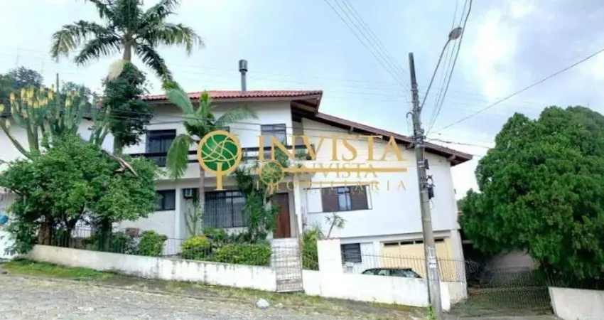 À venda | Vista Panorâmica, 6 quartos, Mezanino e 4 vagas de garagem - Trindade, em Florianópolis.