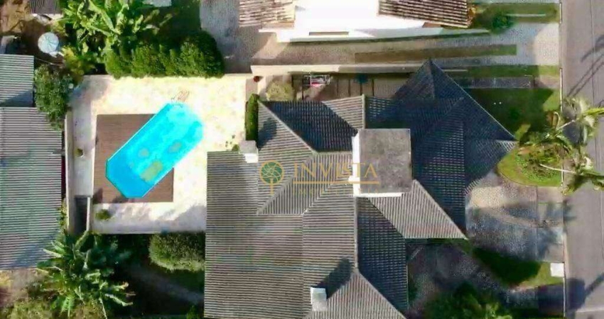 Condominio fechado, área externa com piscina e churrasqueira.