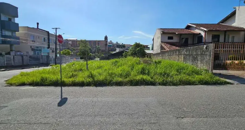 À venda | Terreno de esquina com 317 m² - Serraria, em São José.