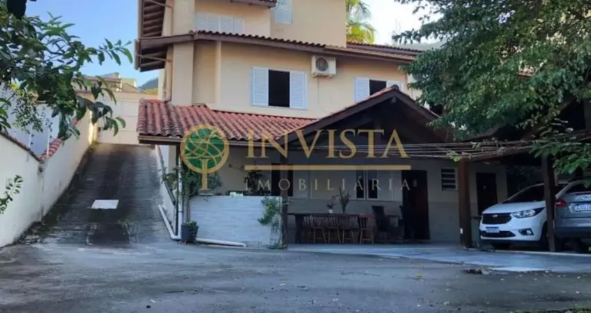 À venda | 235 m², área gourmet, edícula, 5 quartos e 10 vagas de garagem - trindade, em florianópolis.