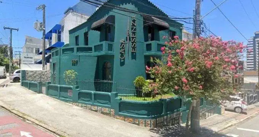 Casa comercial de esquina, 170m² privativos e 2 vagas de garagem - à venda no centro de florianópolis.