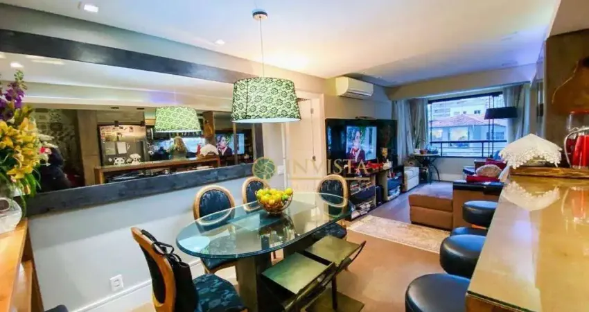 Semi mobiliado e decorado, 2 suítes e 1 vaga à venda no centro de florianópolis.