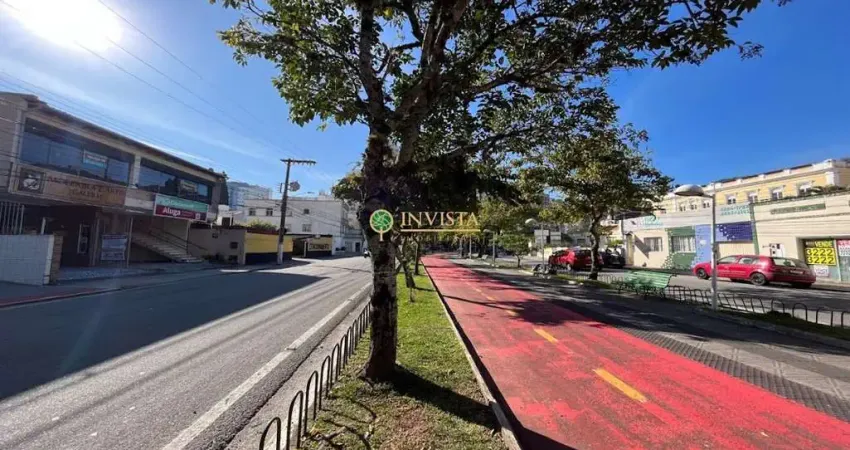 À venda na Avenida Hercílio Luz! Casa com 3 pavimentos e 297m² privativos.