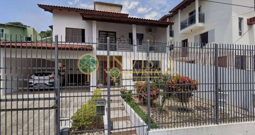 À venda | 197 m², 2 pavimentos, sacada, 4 quartos, churrasqueira, 2 vagas de garagem - Centro de Florianópolis