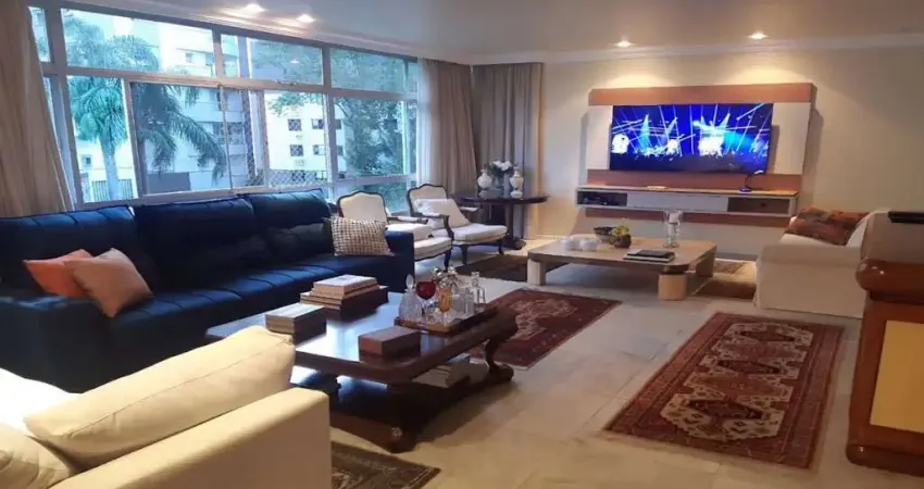 Apartamento com 224m², 4 quartos, hidromassagem e 2 vagas de garagem.