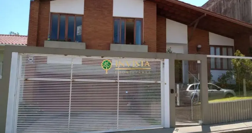 4 quartos, sendo 2 suítes, quintal amplo e 4 vagas no Itaguaçu - Á venda em Florianópolis