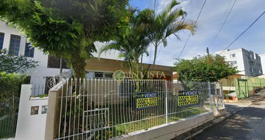 Localização privilegiada próxima ao brinca mundi, com 6 quartos, sendo 2 suítes em capoeiras.