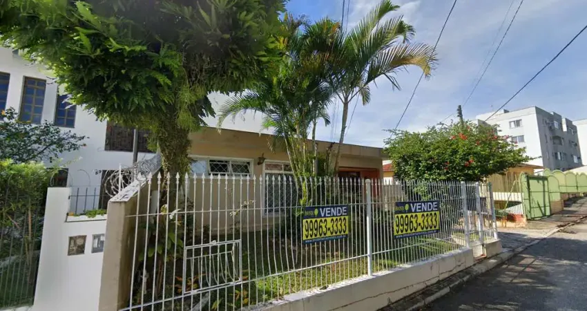 Localização privilegiada próxima ao Brinca Mundi, com 6 quartos, sendo 2 suítes em Capoeiras.