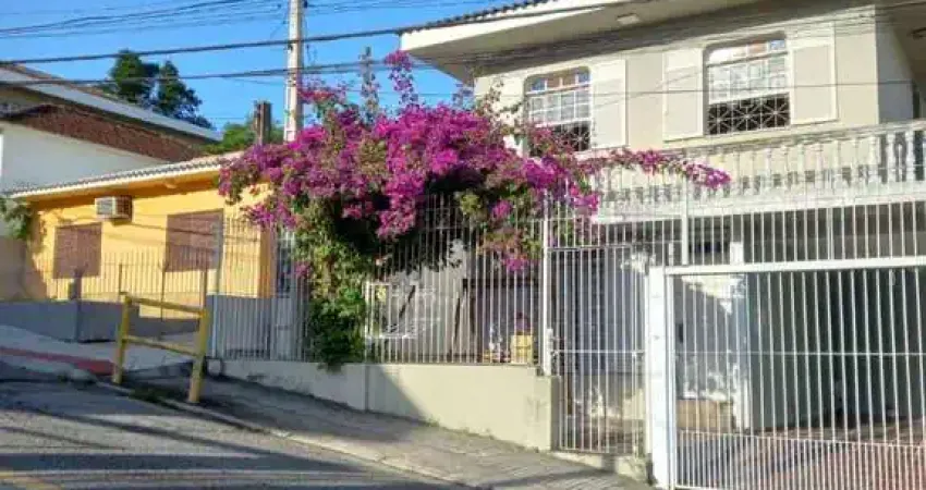 No Centro de Florianópolis, com 4 quartos, 1 suíte com hidromassagem e garagem coberta