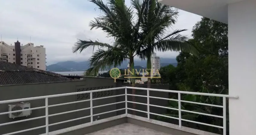 Próximo a Beira Mar Norte, com terraço com vista parcial para o Mar, 2 quartos sendo 1 suíte e 1 vaga.