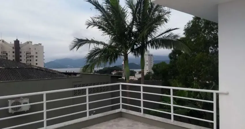 Próximo a Beira Mar Norte, com terraço com vista parcial para o Mar, 2 quartos sendo 1 suíte e 1 vaga.