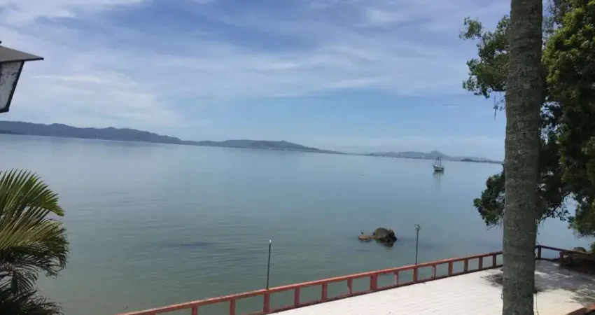 Condomínio recreativo frente mar, pé na areia com 10 casas em biguaçu.