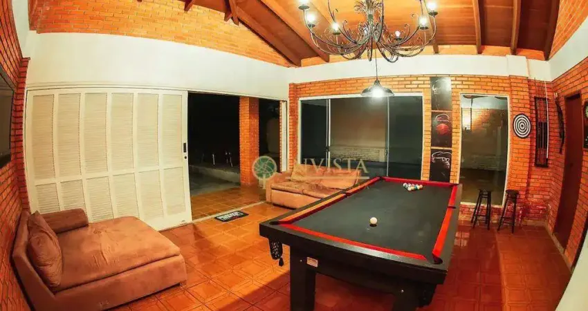 À venda | 250 m², Praia de Jurerê, com 5 quartos sendo 3 suítes, espaço recreativo, piscina e 4 vagas
