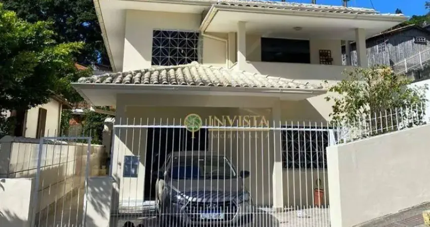 Semi mobiliada, com 6 quartos, sacada e 1 vaga no centro - á venda em florianópolis