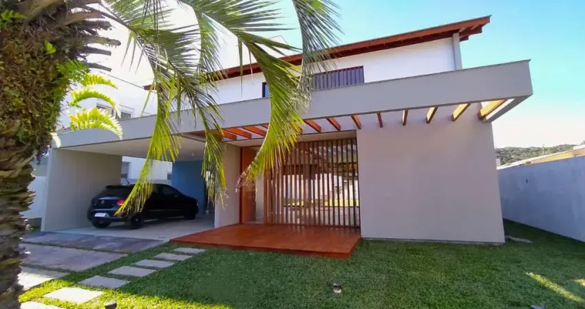 Condomínio fechado, com 4 suítes, área gourmet com churrasqueira e 2 vagas na cachoeira do bom jesus - á venda em florianópolis