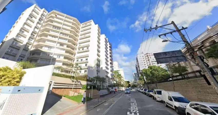 5 quartos, mobiliado, sacada, 2 vagas e localização privilegiada à venda próximo ao colégio catarinense no centro de florianópolis.