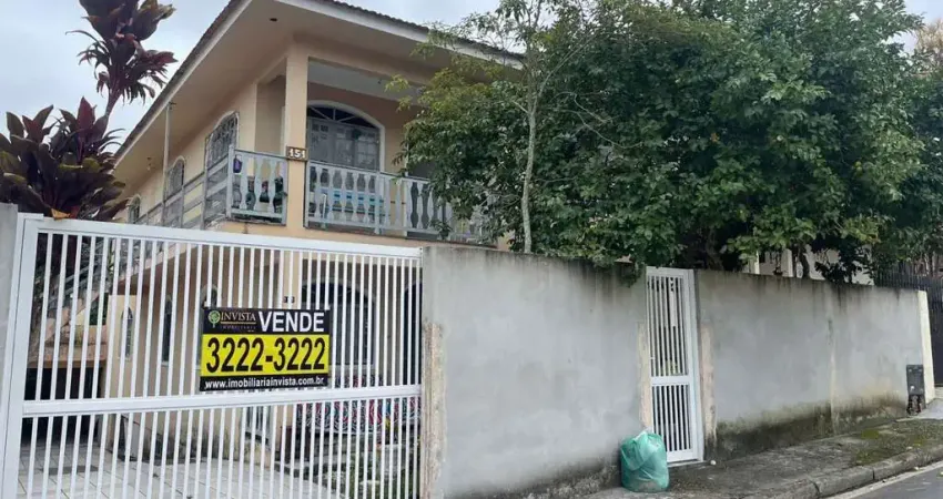 6 quartos sendo 2 suítes, amplo quintal e 2 vagas em Capoeiras - Á venda em Florianópolis