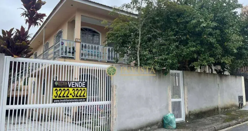 6 quartos sendo 2 suítes, amplo quintal e 2 vagas em capoeiras - á venda em florianópolis