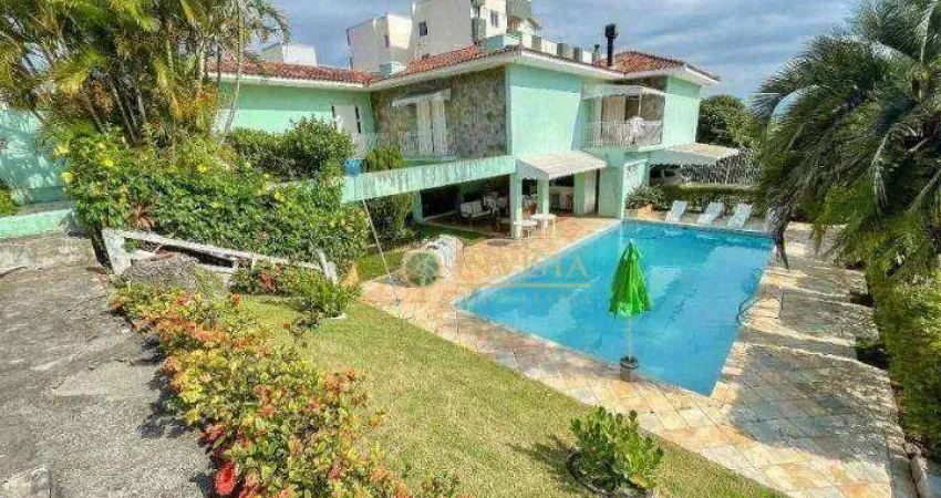 À venda | Piscina, varanda gourmet, amplo terreno, lareira e 5 quartos- Jardim Atlântico, em Florianópolis.