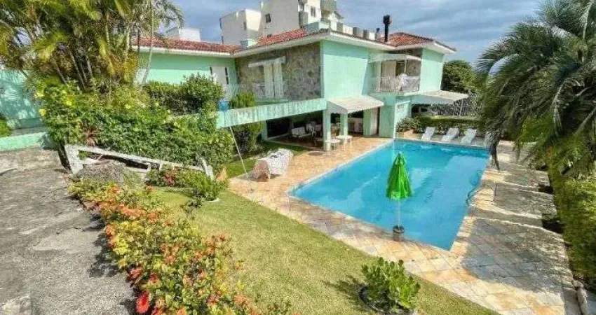 À venda | Piscina, varanda gourmet, amplo terreno, lareira e 5 quartos- Jardim Atlântico, em Florianópolis.