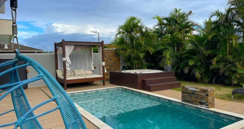 Em condomínio fechado com 3 suítes,  jardim com piscina, jacuzzi e 4 vagas no São João do Rio Vermelho - Á  venda em Florianópolis