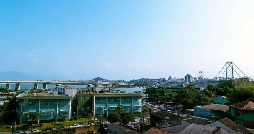 Prédio comercial/residencial com rentabilidade mensal e vista para o mar à venda no centro de florianópolis.