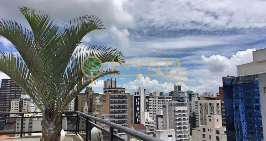 Triplex de 200m², 2 suítes, terraço com churrasqueira e vista parcial Mar - Á venda no Centro de Florianópolis