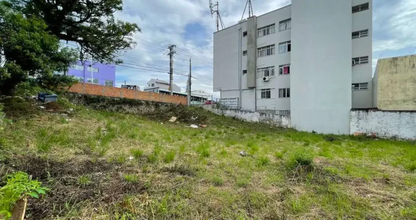 Terreno com viabilidade para construção, de frente para avenida em Capoeiras - Á venda em Florianópolis