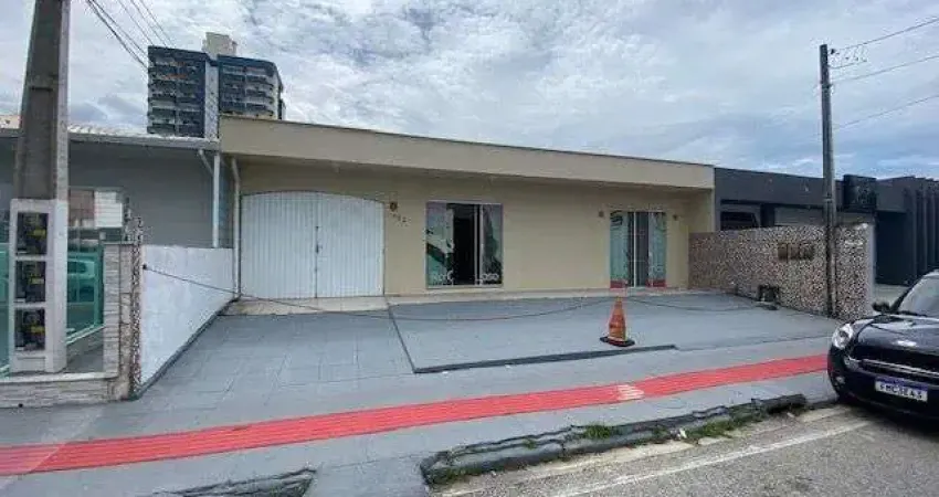 Casa com viabilidade comercial e residencial com 3 quartos, edícula com churrasqueira e 5 vagas em são josé.