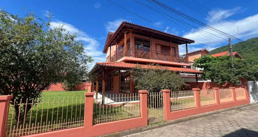 À venda | 220 m², 3 quartos (1 suíte) e 4 vagas - Praia da Armação, em Florianópolis.