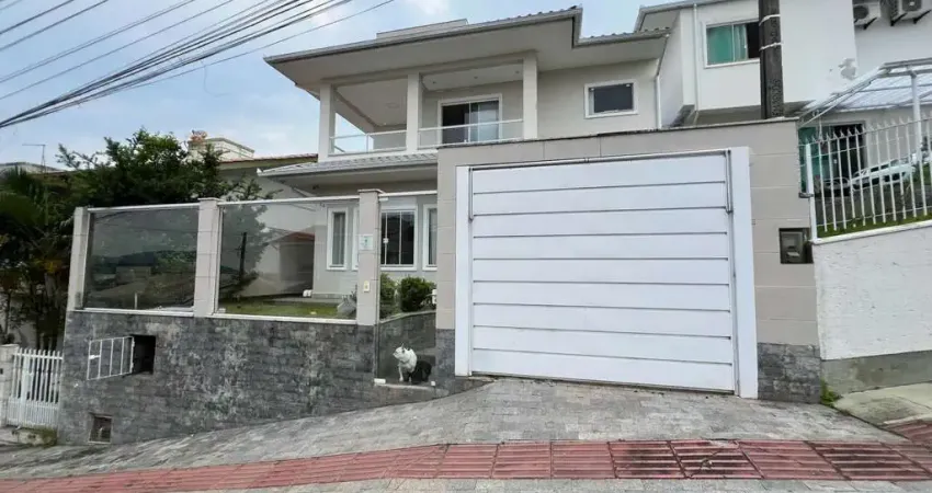 Semi mobiliado, 3 quartos, sendo 1 suíte e 2 vagas em forquilhas - á venda em são josé