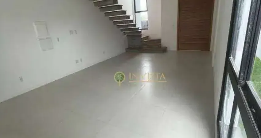 Área externa com churrasqueira, 3 quartos e 1 vaga à venda no carianos próximo ao estádio do avaí.