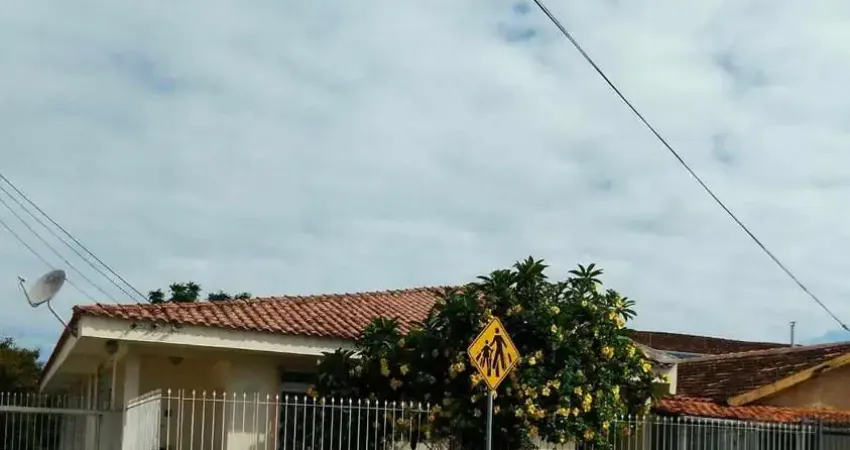 À venda | 216m² 6 quartos, 3 vagas e amplo quintal no bairro Ipiranga - À venda em São José.