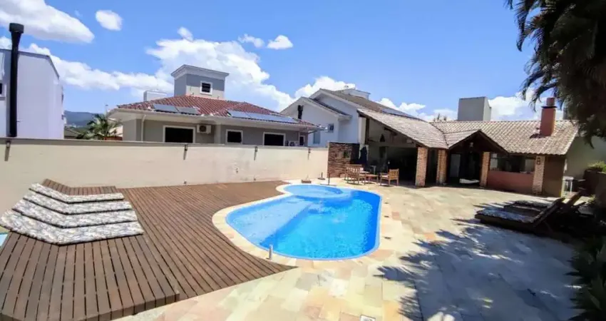 Semi mobiliada, 4 quartos sendo 2 suítes e área de lazer completa no joão paulo - à venda em florianópolis