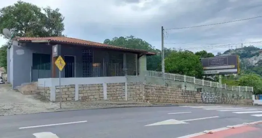 À venda | Localizada em ponto estratégico, 767 m², próxima da UFSC - Saco dos Limões, em Florianópolis.