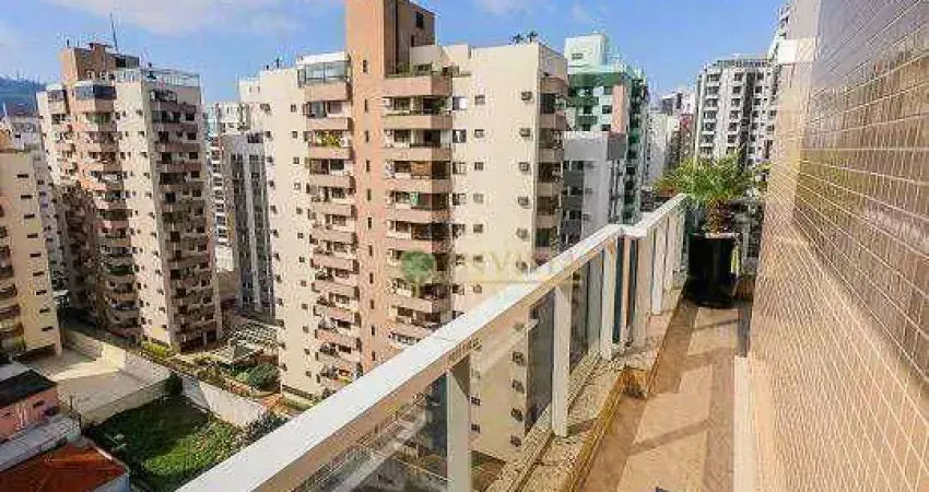 Duplex com vista parcial mar, terraço com churrasqueira, 2 suítes e 2 vagas à venda no Centro de Florianópolis.