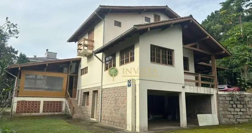 Casa com caseiro, amplo quintal e espaço de festa com churrasqueira à venda em santo antônio de lisboa.