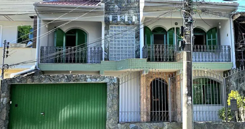 À venda | 180 m², 4 quartos, sendo 1 suíte, amplo quintal e 2 vagas - Balneário do Estreito, em Florianópolis.