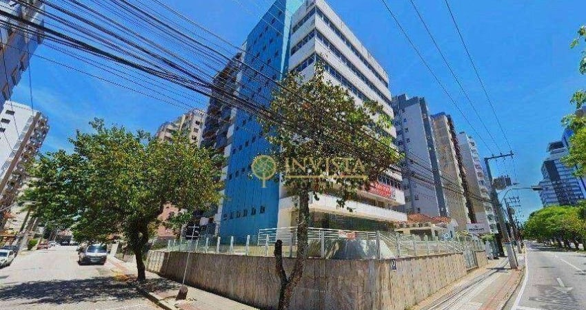 Prédio comercial com 20 vagas à venda no Centro.