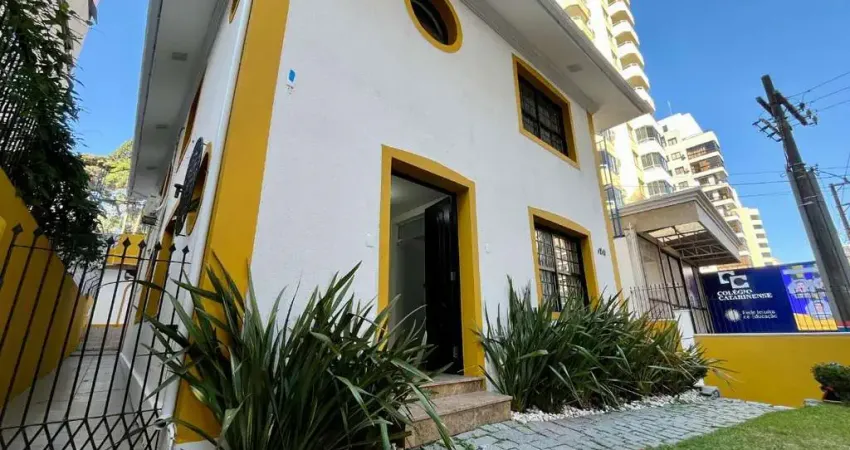 Locação | 231 m², 14 salas, 5 banheiros e 4 vagas de garagem – ao lado do Colégio Catarinense, no Centro de Florianópolis.