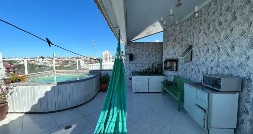Triplex com terraço privativo, hidromassagem e 3 quartos à venda no Jardim Atlântico.