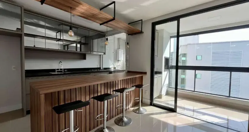 À venda | 87 m², 2 quartos (ambos suítes), Mobiliado, Sacada com churrasqueira e 3 vagas de garagem - Agronômica, em Florianópolis.
