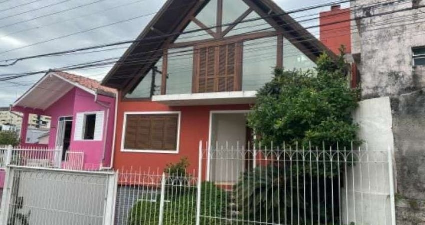 Casa com 3 quartos, terraço privativo com churrasqueira e 3 vagas para locação próximo ao Beiramar Shopping.